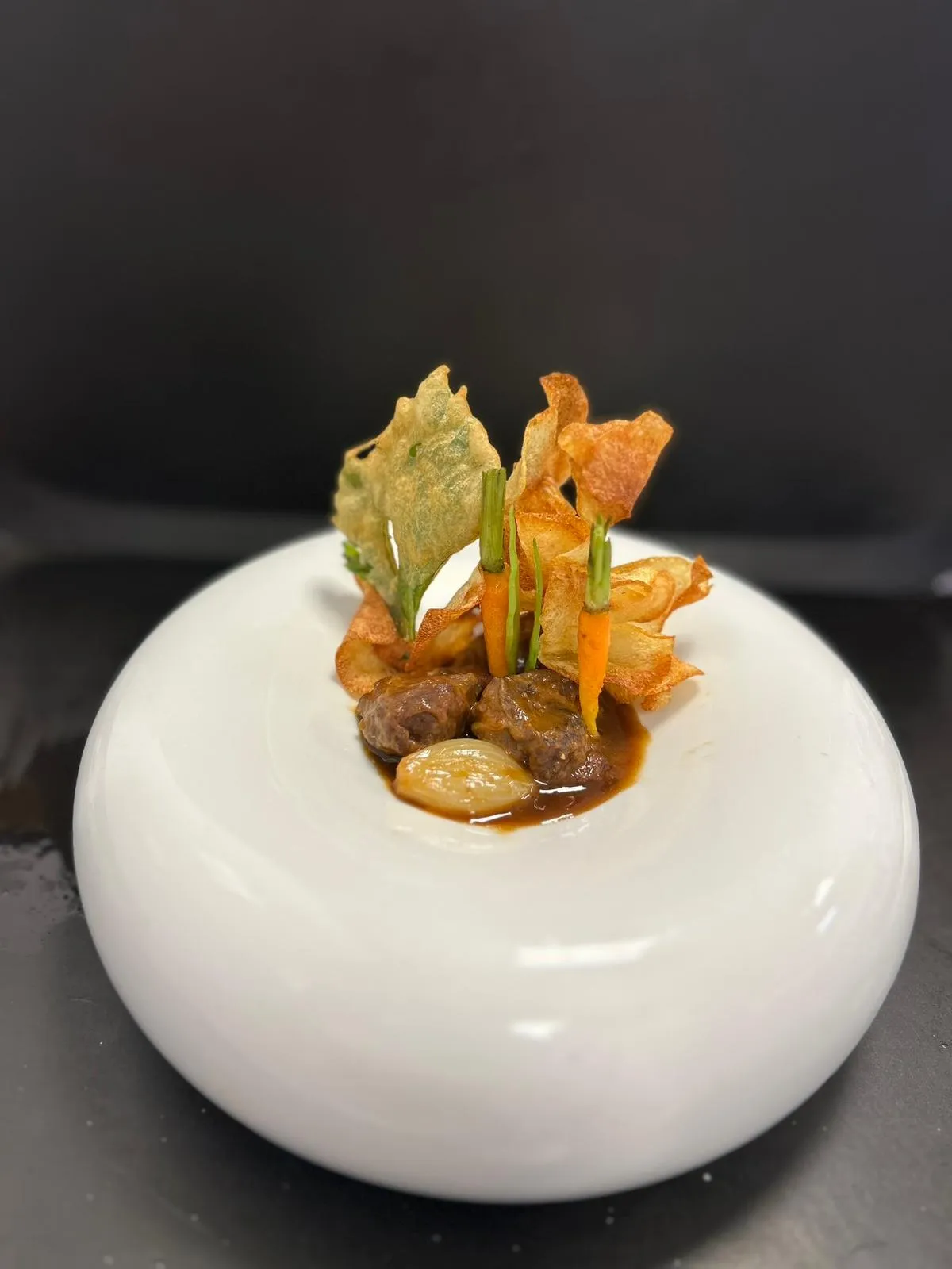 Bœuf braisé aux oignons confits avec chips de légumes racines, plat traiteur