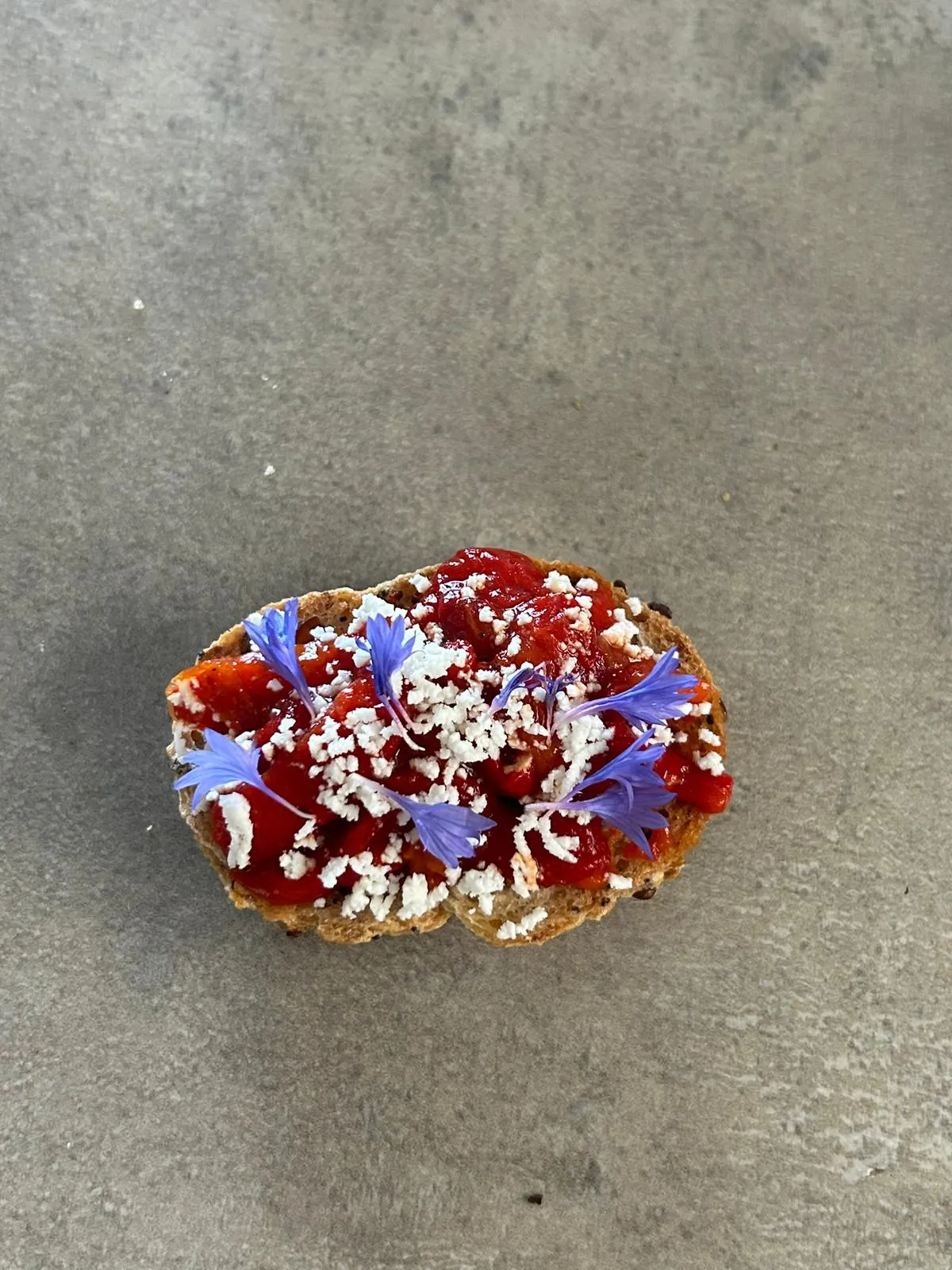 Bruschetta tomate confit et chèvre frais avec bleuets, traiteur Patrimonio