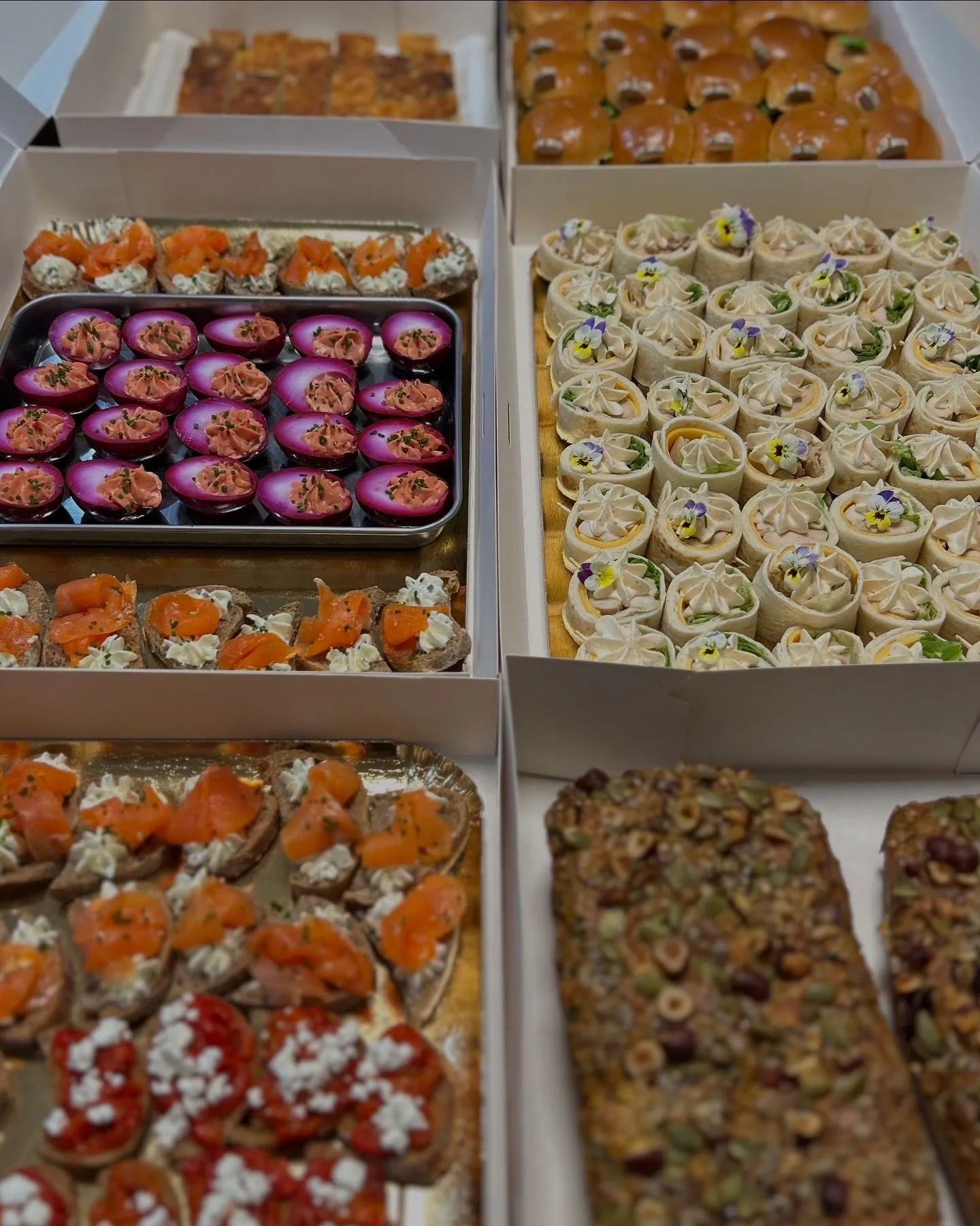 Canapés au saumon fumé pour buffet de mariage en Corse, traiteur événementiel