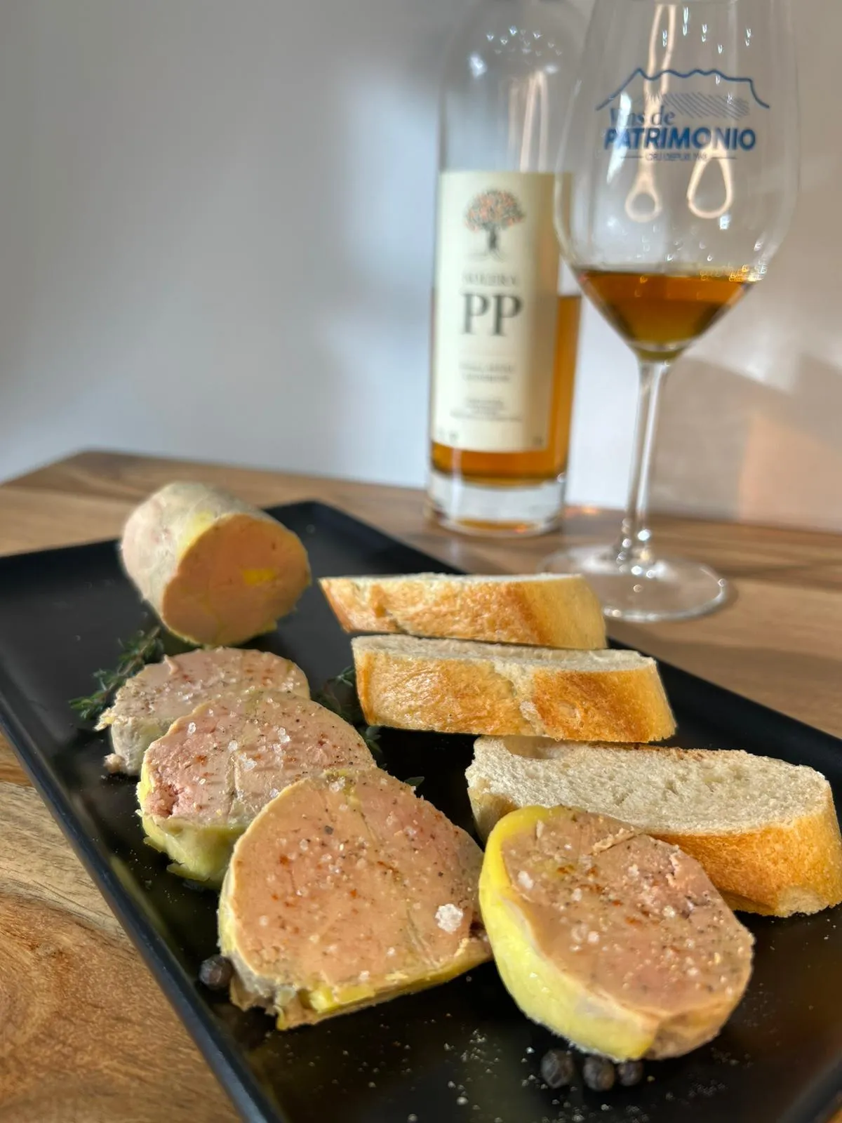 Foie gras maison avec vin de Patrimonio, spécialité traiteur corse