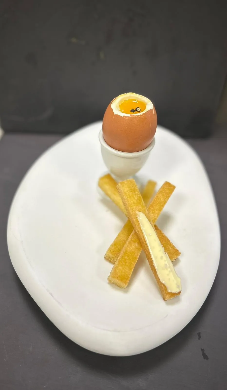 Œuf mollet en coquetier avec mouillettes dorées, brunch traiteur raffiné