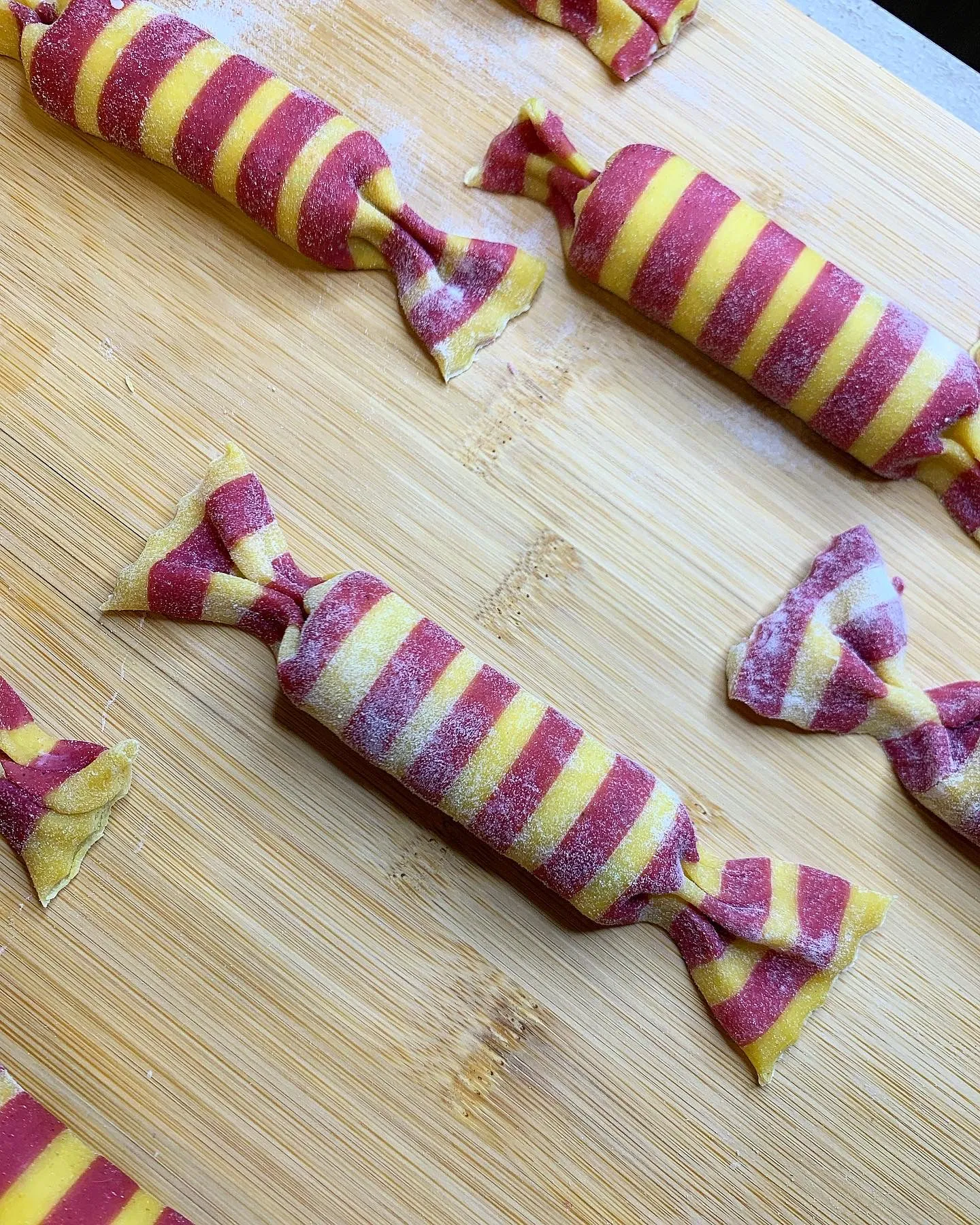 Pâtes fraîches caramelle bicolores faites main par la cheffe Margaux