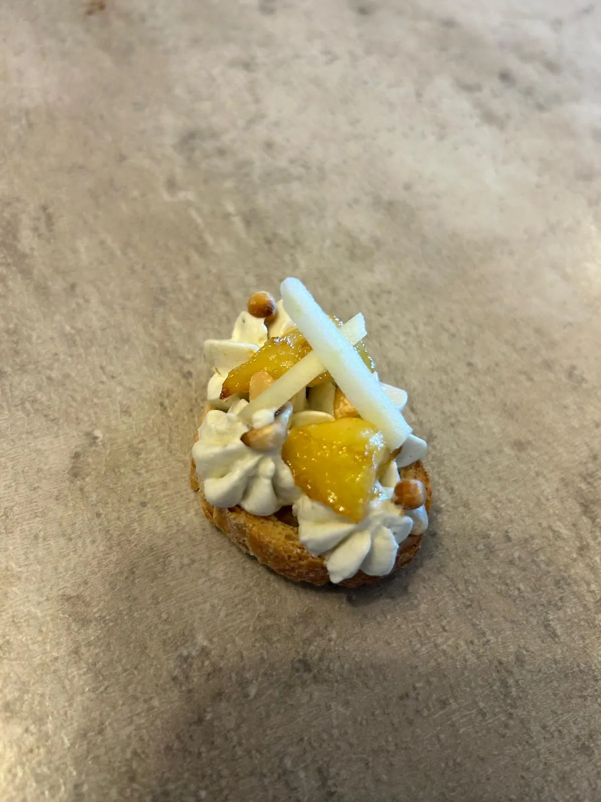 Petit four pâtissier au citron et chantilly, dessert traiteur raffiné