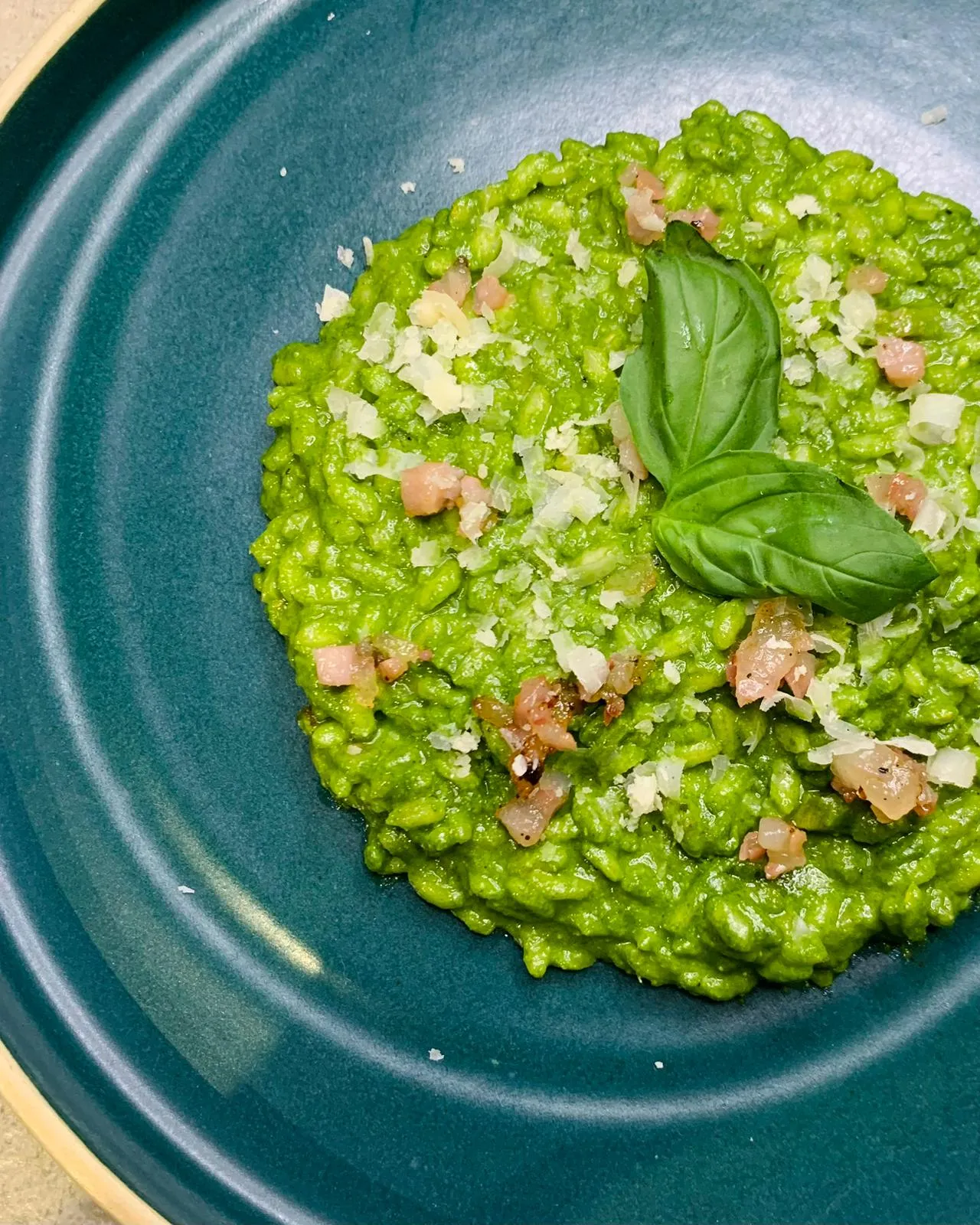 Risotto au poisson doré, parmesan et aneth frais, plat gastronomique traiteur