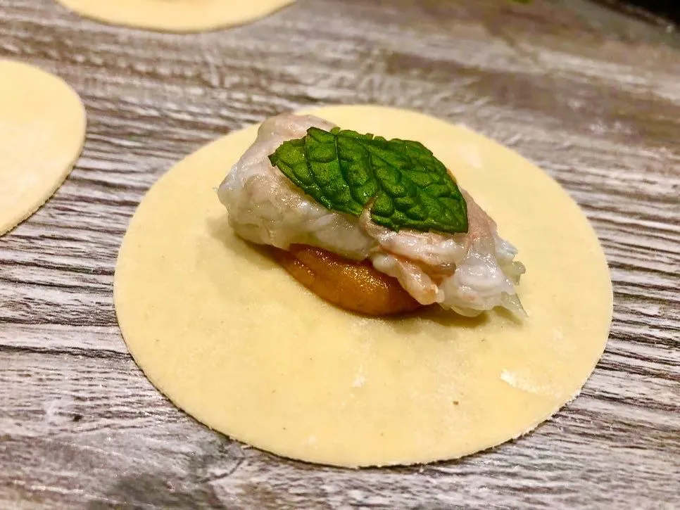 Spaghetti au pesto vert, pancetta croustillante et pignons, pasta fait-maison