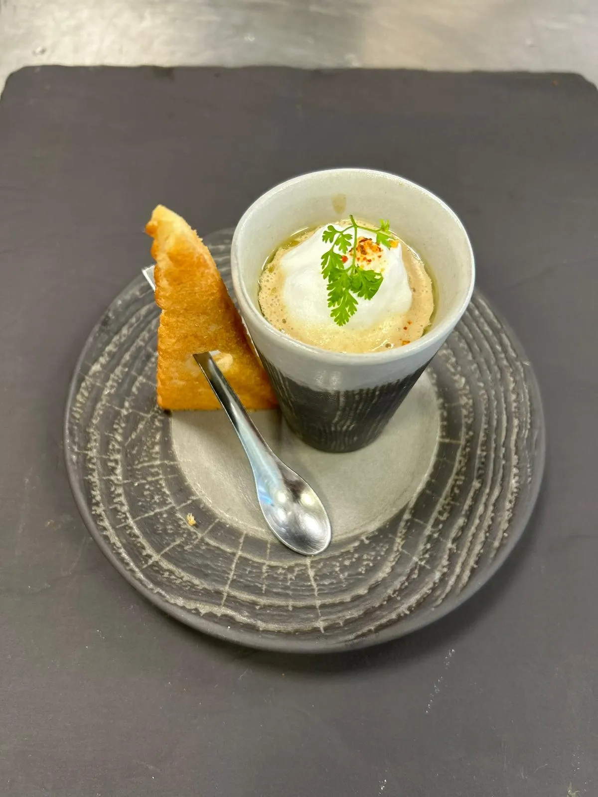Velouté cappuccino crémeux, mousse légère et toast doré, entrée chef privé