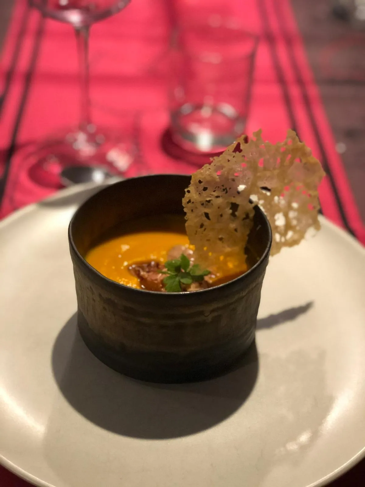 Velouté de potimarron aux éclats de châtaigne et tuile croustillante